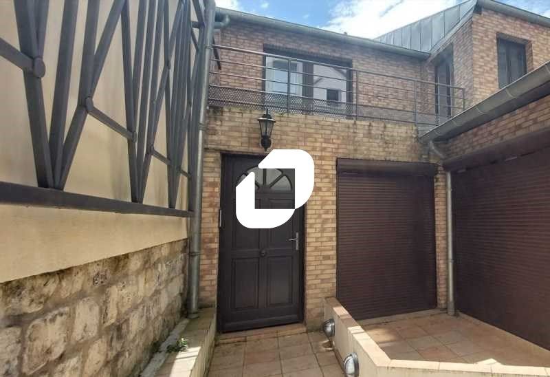 Idéalement placé dans un quartier dynamique à pro