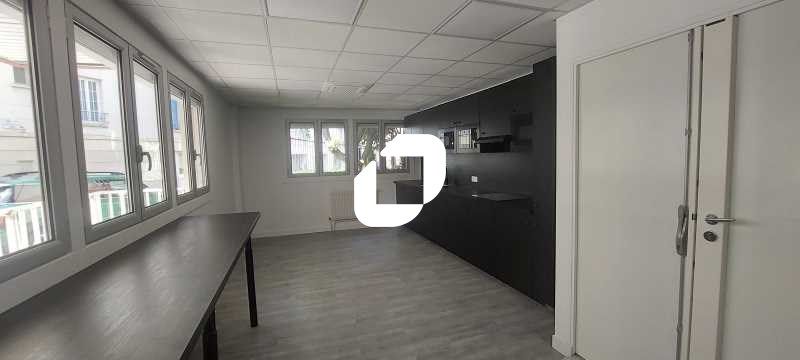 Au rez-de-chaussée d'un immeuble moderne d'habita