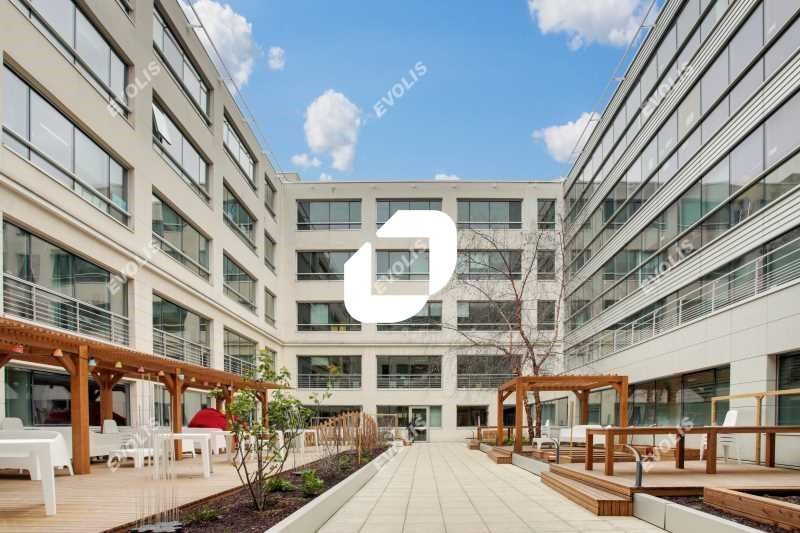 Situé au coeur de la Plaine Saint Denis, dans un 