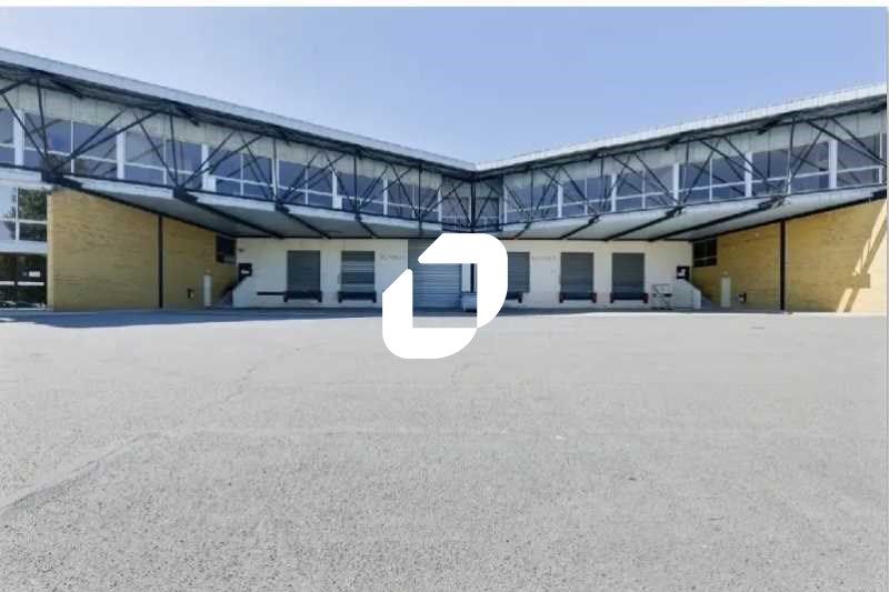 Proche des axes routiers A6 et Nationale 7, dans 