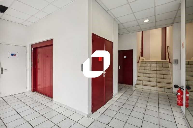 Dans un parc mixte d'activités et de bureaux, à p