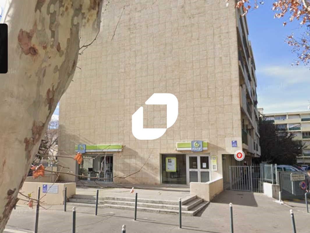 Situé à proximité de la Gare Routière à Aix en Pr
