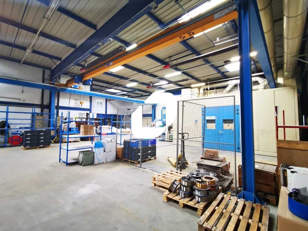 Au sein de la zone d'activité de la Tuilerie, à p