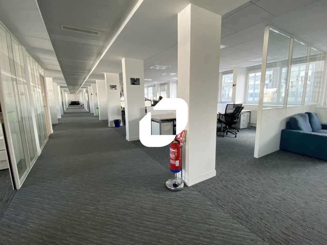 Au sein d'un site sécurisé et proche du RER C et 