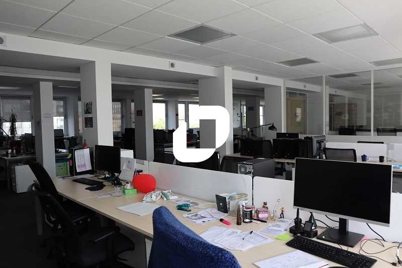 Au sein d'un site sécurisé et proche du RER C et 