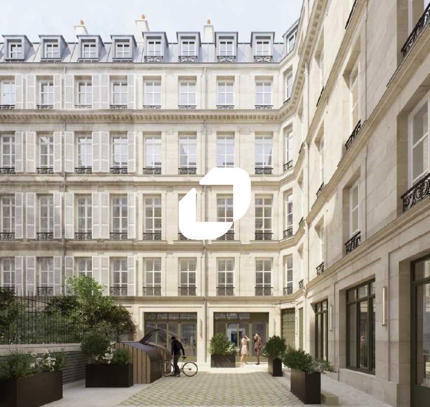 Dans la rue du Faubourg Poissonnière entre le mét