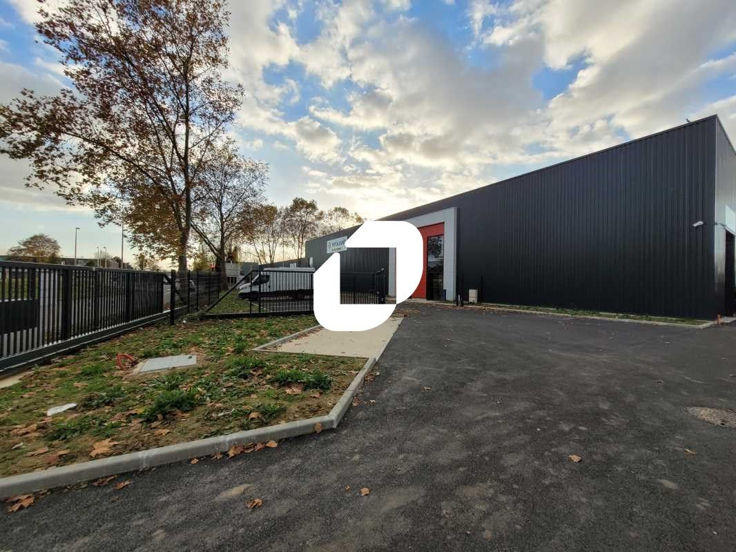 Situé au pied de la Nationale N104 et à proximité