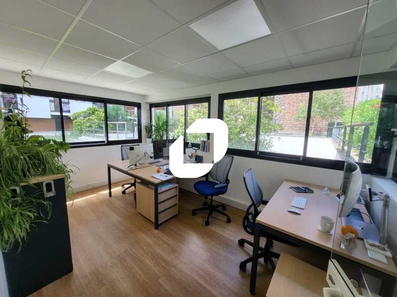 Au sein d'un immeuble de bureaux entièrement rest