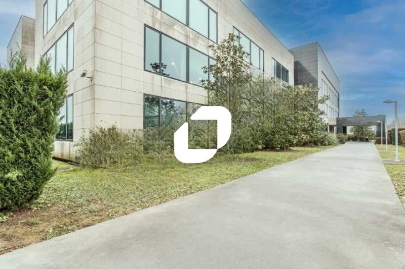 Située à proximité immédiate du centre commercial