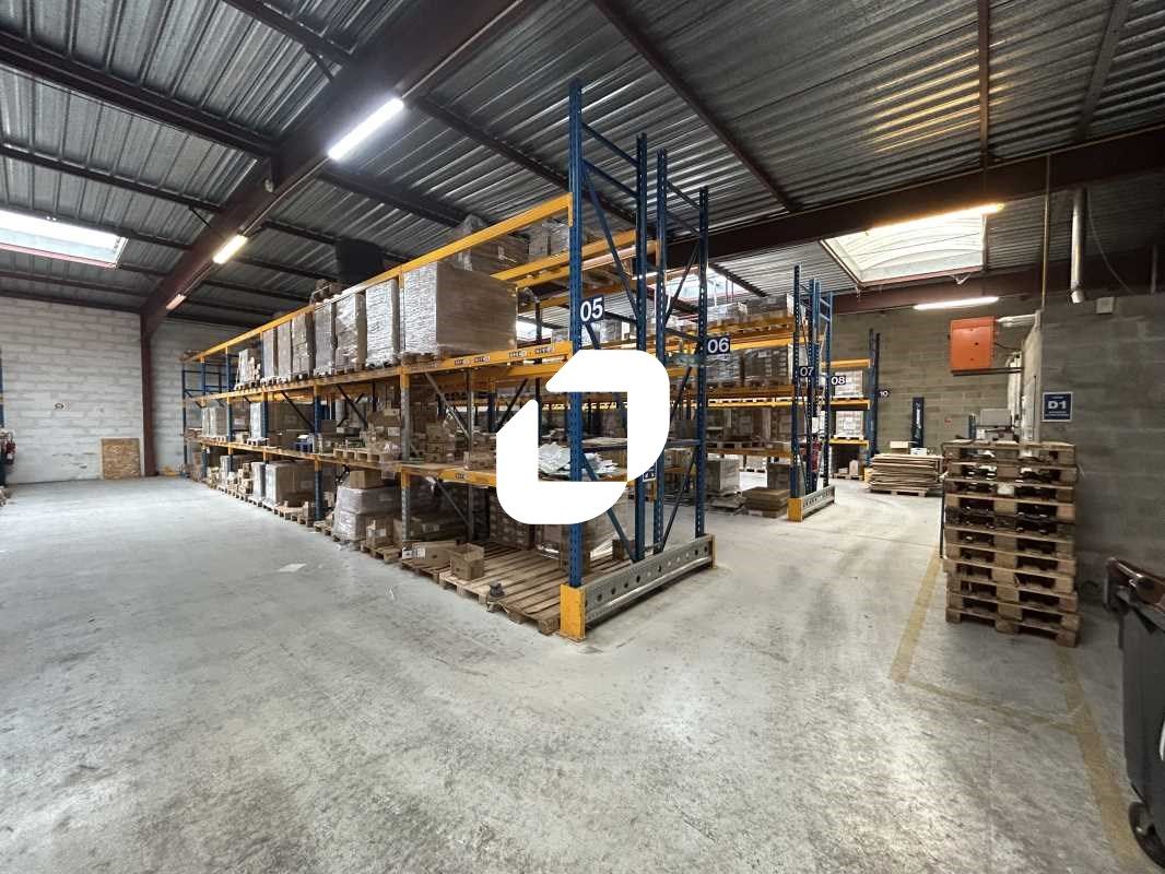 Situé idéalement à la sortie de la N6 et à proxim