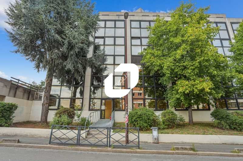 Dans un ensemble immobilier de bureaux de bon sta