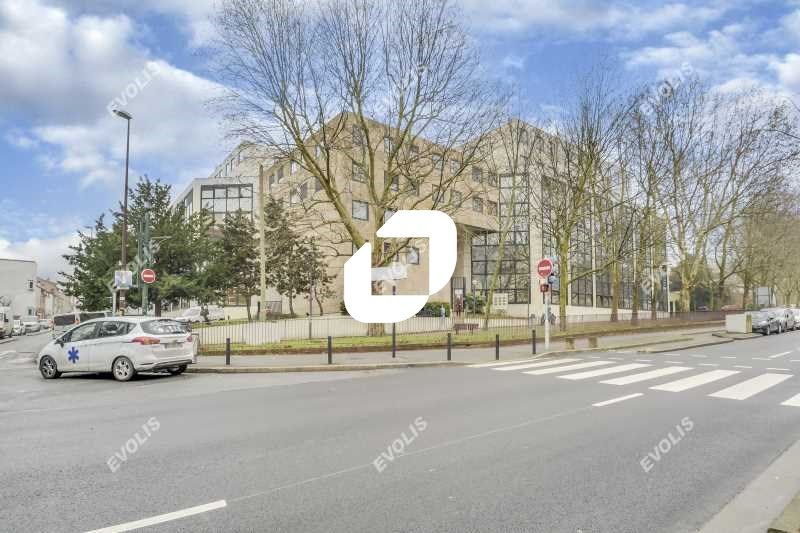 Dans un ensemble immobilier de bureaux de bon sta