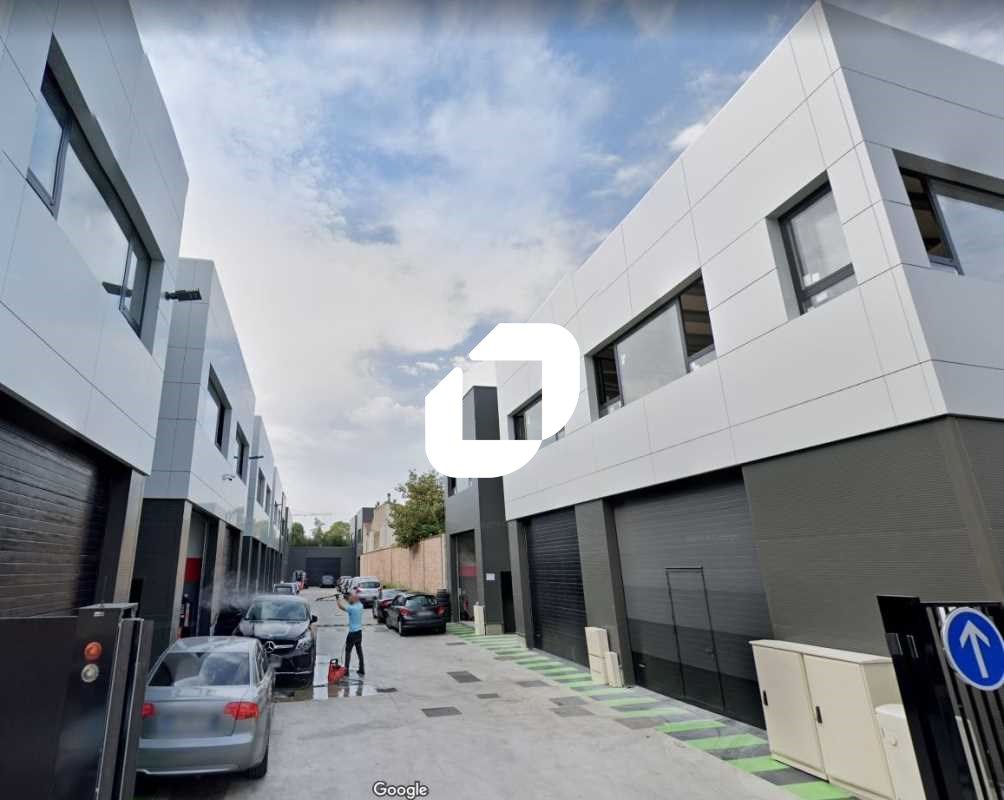 A 2 pas de l'A3 et à la limite des communes de Ro