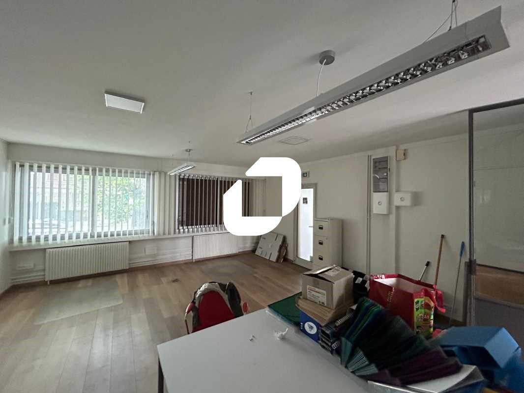 À deux arrêts du métro 14, à l'arrêt « L'Haÿ-les-