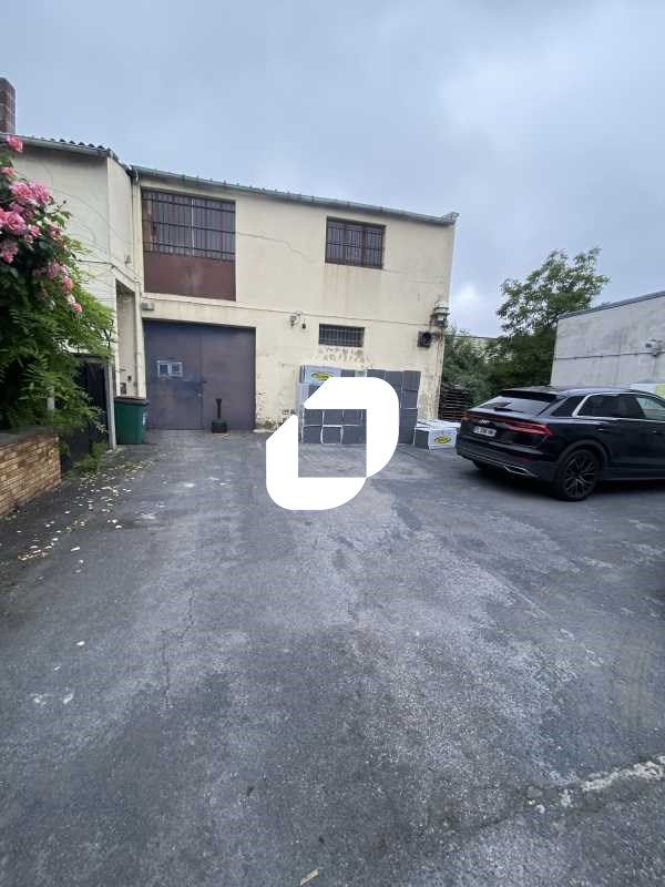 Local d'activité avec cour privative à proximité 