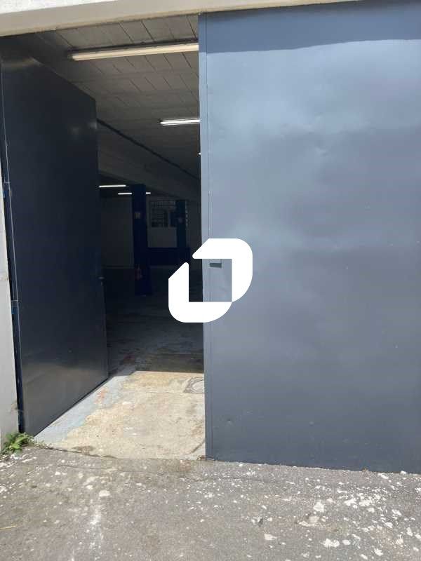 Local d'activité avec cour privative à proximité 