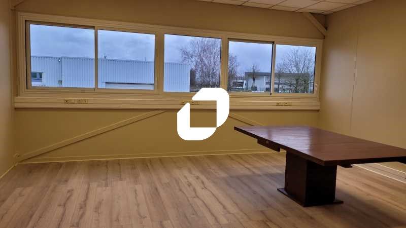 A proximité de l'autoroute A4 à Quincy Voisins, I