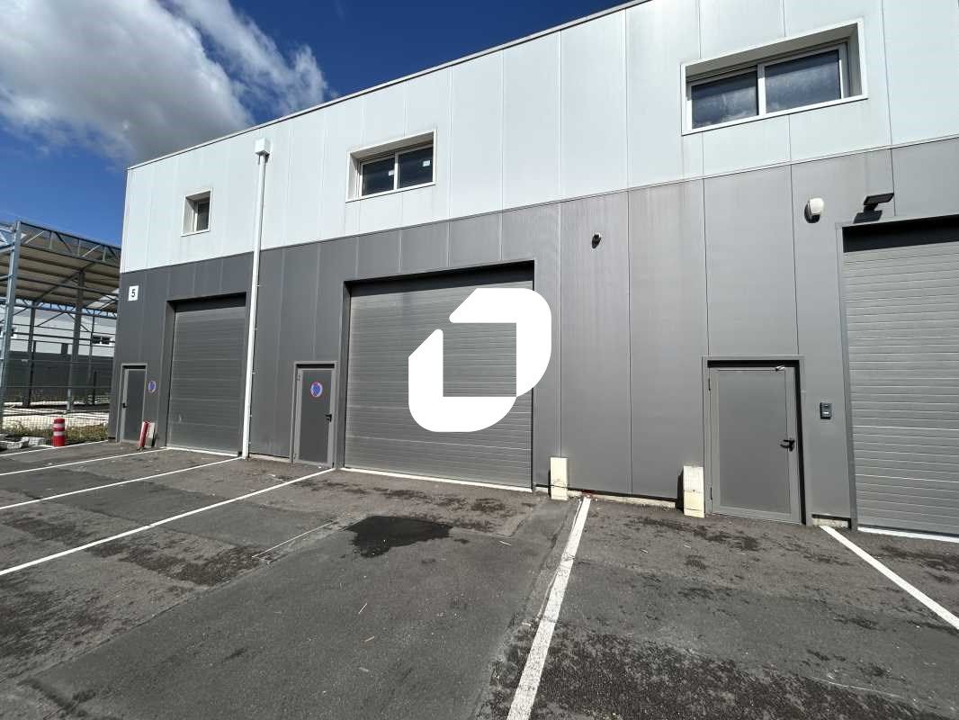 Situé idéalement à proximité des autoroutes N104 