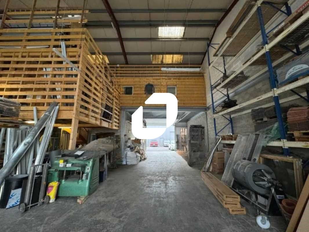 Situé idéalement à proximité des autoroutes N104 