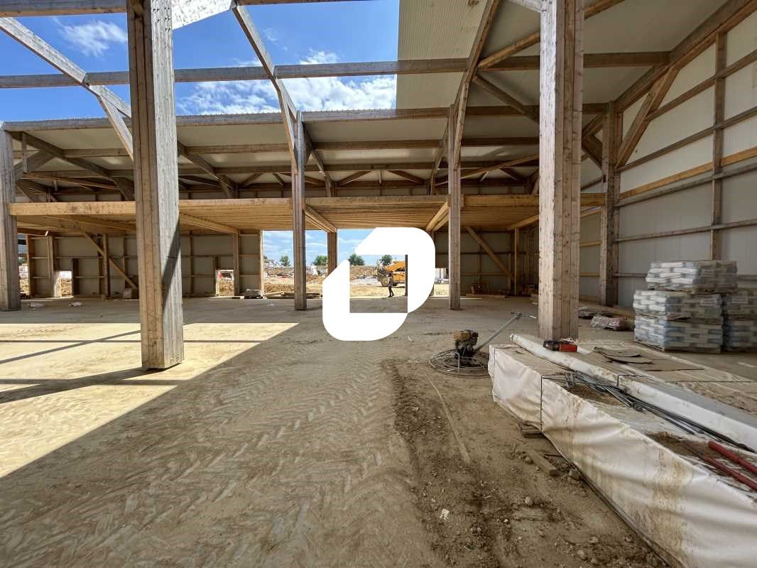 Situé au sein de la ZAC du Bois de l'érable à Lim