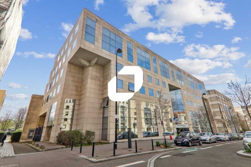 Dans un immeuble de bureaux indépendant et entièr