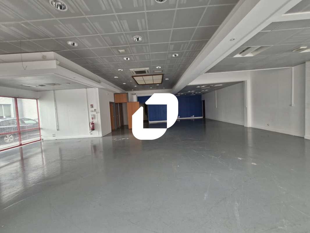 Situé au sein de la zone d'activité la Croix Sain