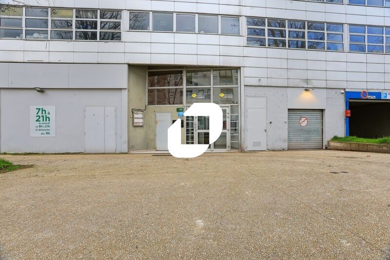 Au pied de la gare routière et du RER A station «