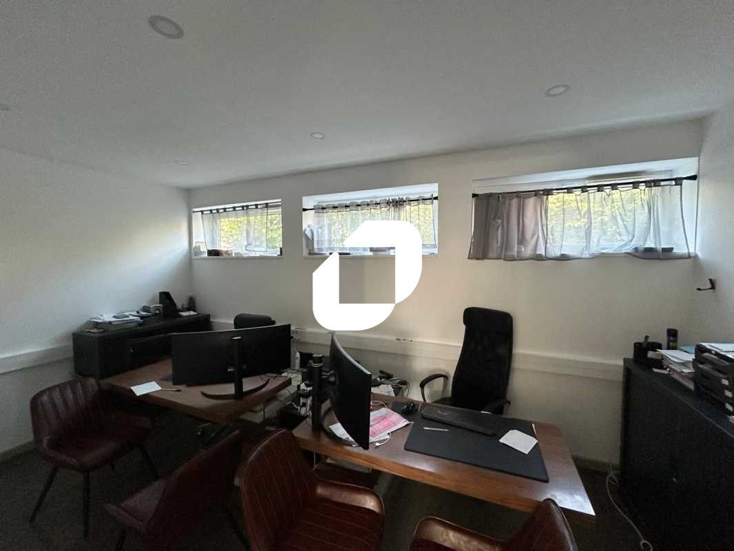 Dans un immeuble entièrement rénové , au centre-v