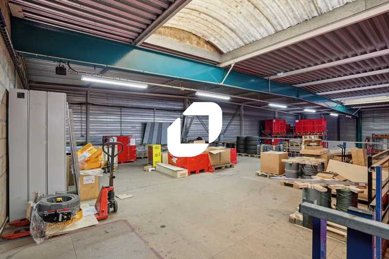 Situé à proximité de l'Autoroute A6 et de la Fran