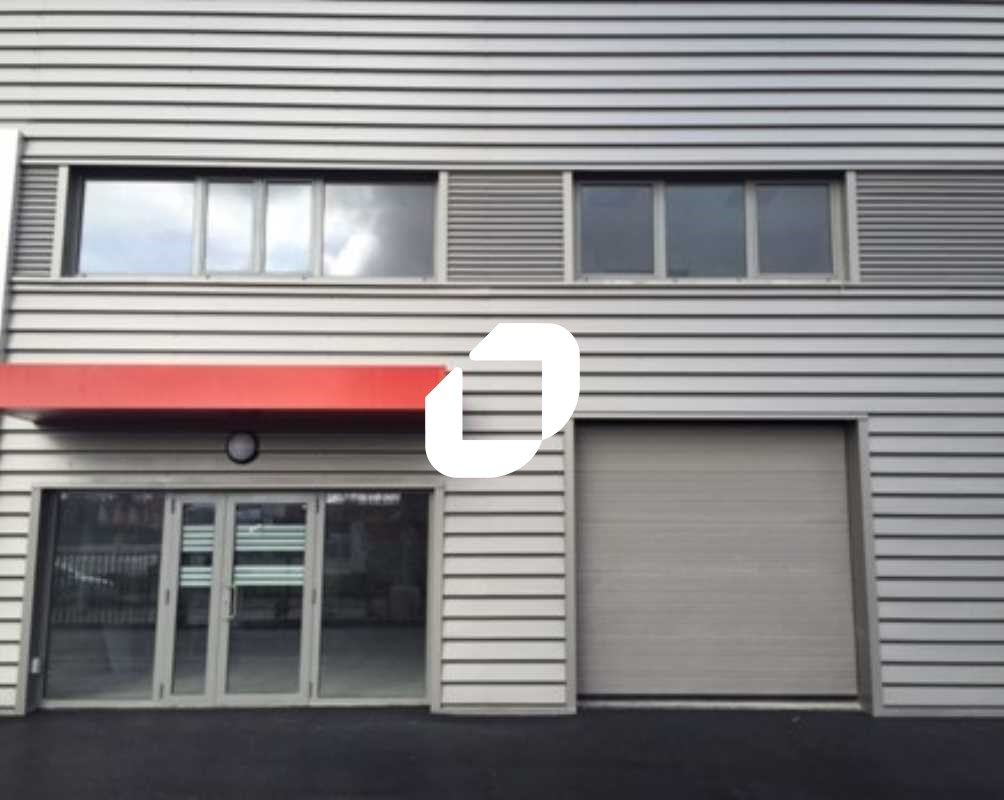 Au sein d'un parc d'activités en face du centre c