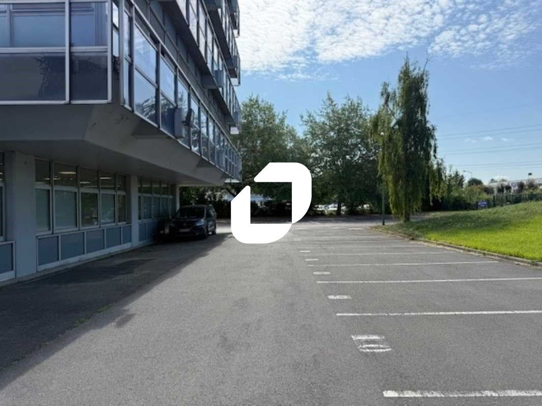 Situé au bord de l'autoroute A15, IMMPROVE vous p