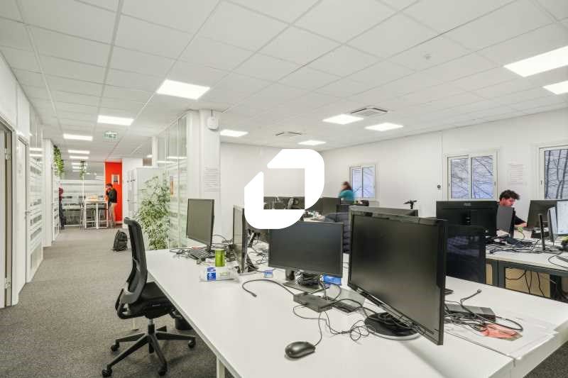 A proximité de la Porte de Champerret, et du cent