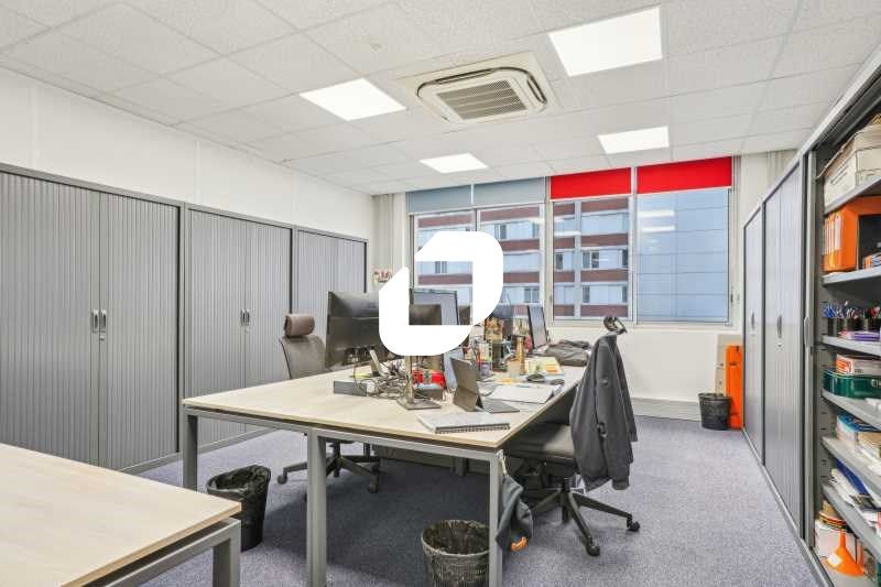 A proximité de la Porte de Champerret, et du cent