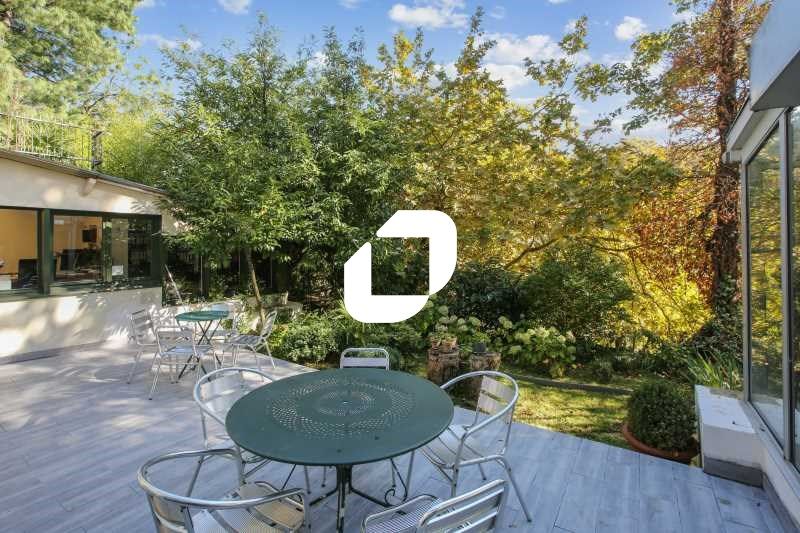 Dans un petit immeuble de bureaux plein de charme