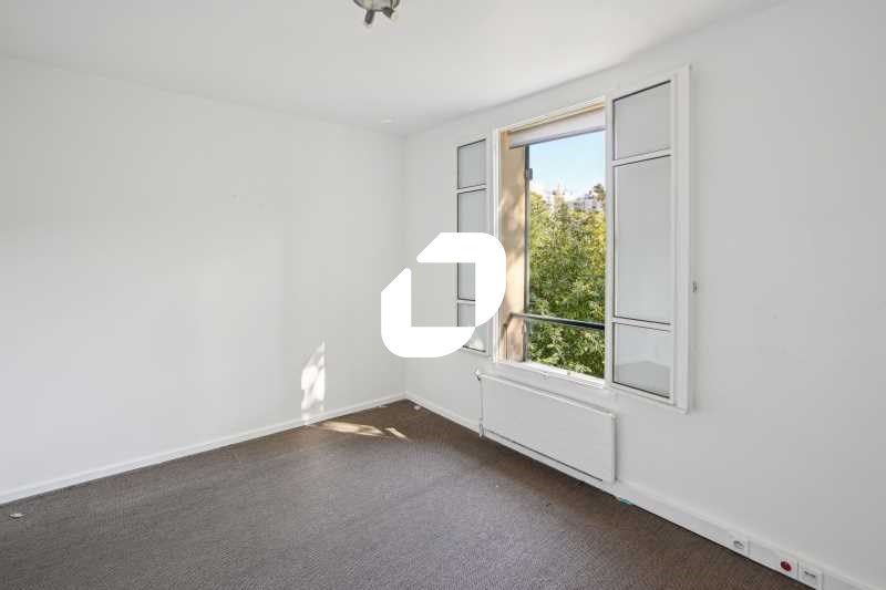 Dans un petit immeuble de bureaux plein de charme