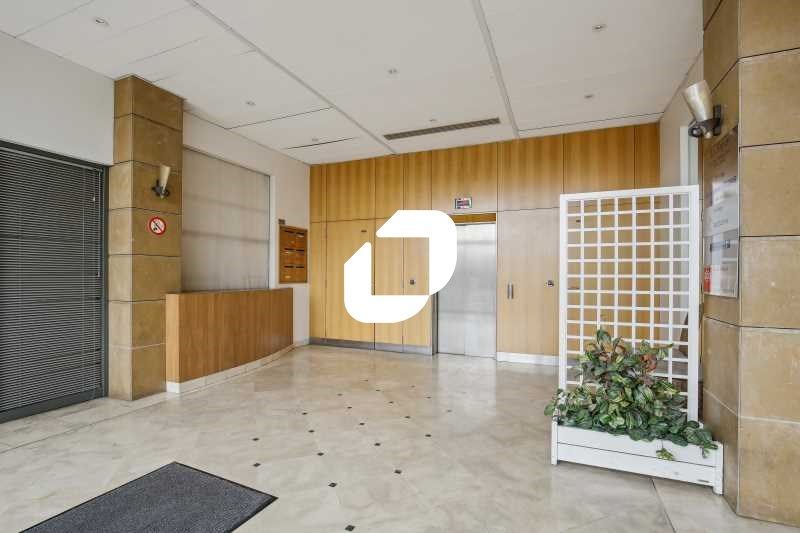 Dans un joli petit immeuble de bureaux, proche du