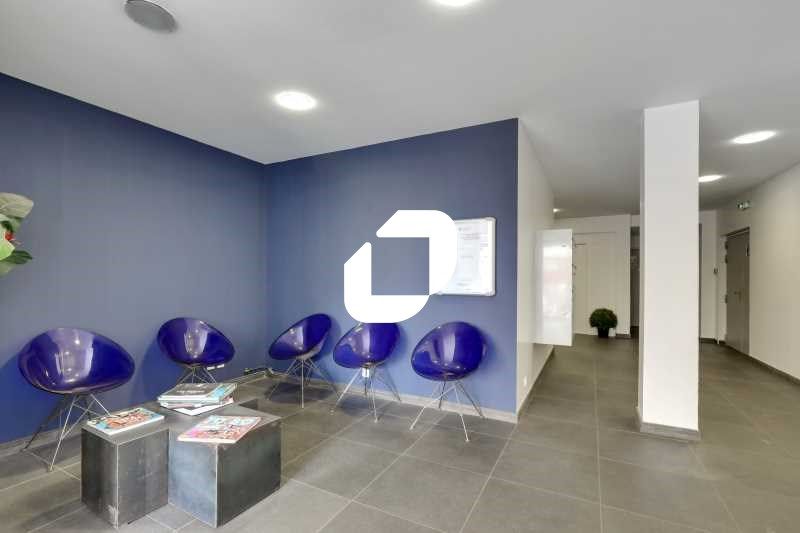 Dans un bel immeuble de bureaux situé à proximité