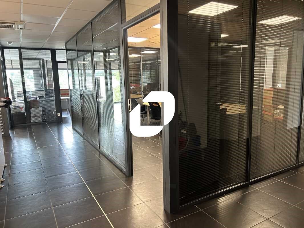 Au coeur de la zone d'activité de Saint Brice Sou