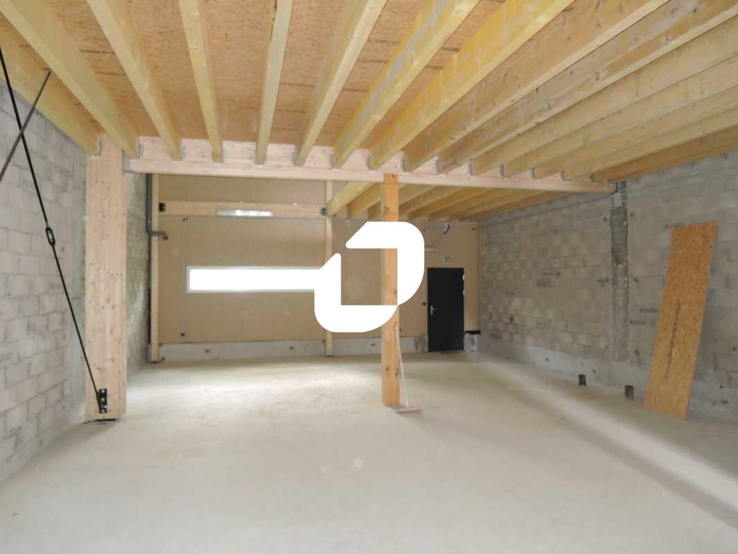 Situé au sein d'un parc d'activité à la jonction 