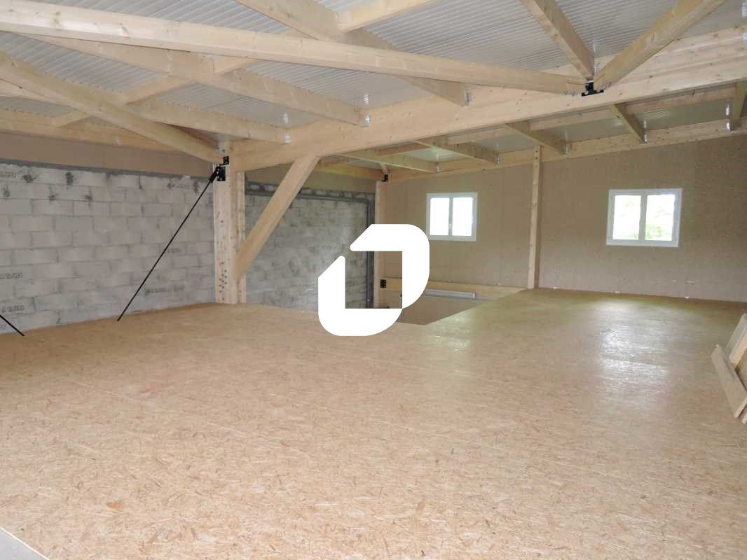 Situé au sein d'un parc d'activité à la jonction 