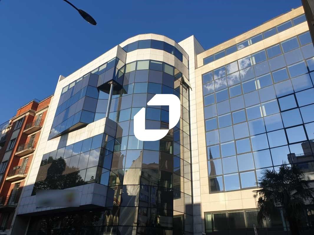 Au sein d'un immeuble moderne situé au pied du mé