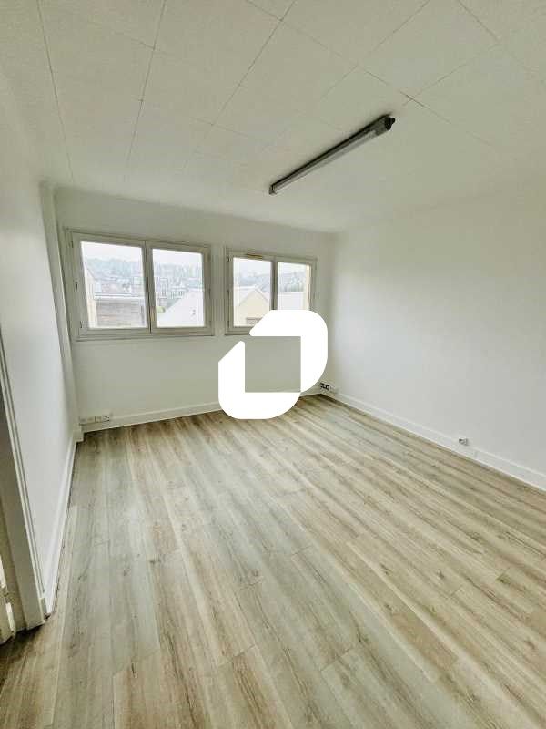 Au sein d'un petit immeuble de bureaux situé à pr