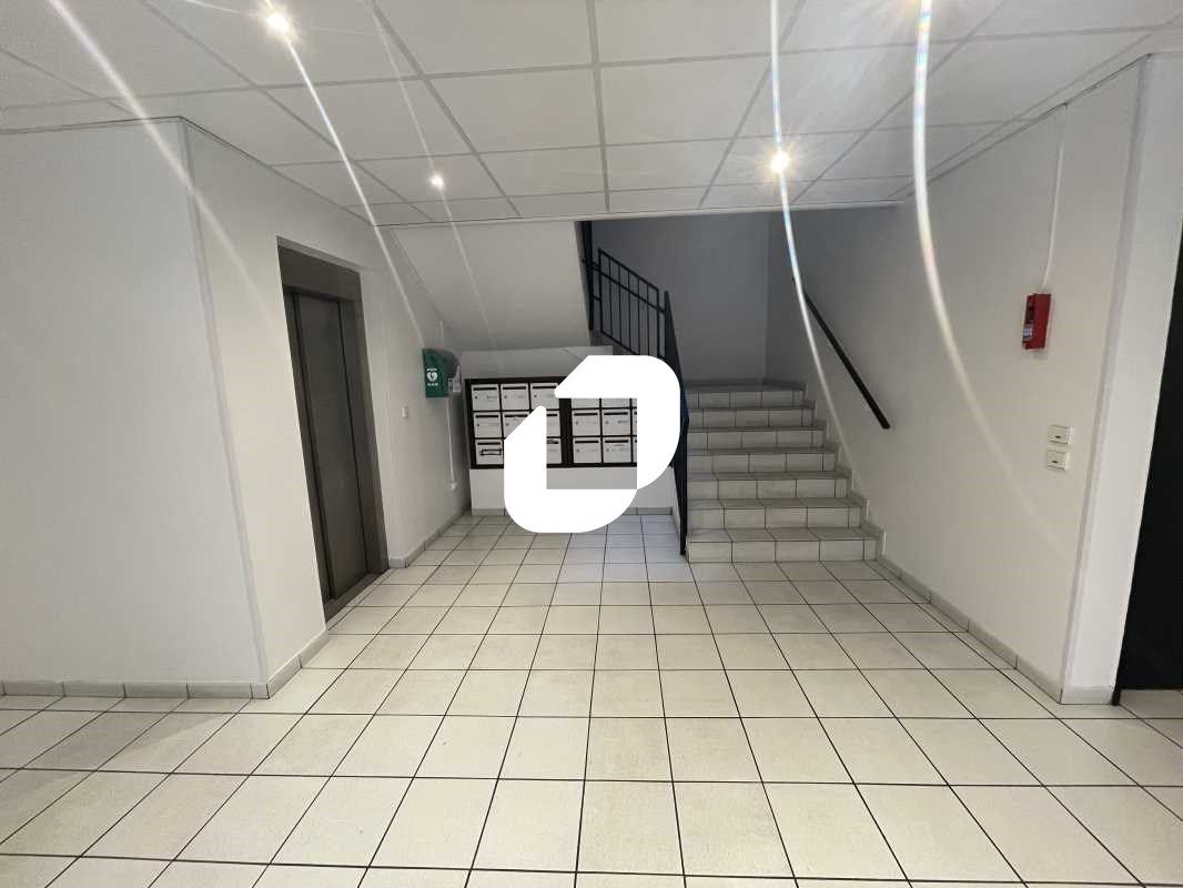 Idéalement situé à un carrefour stratégique, à pr