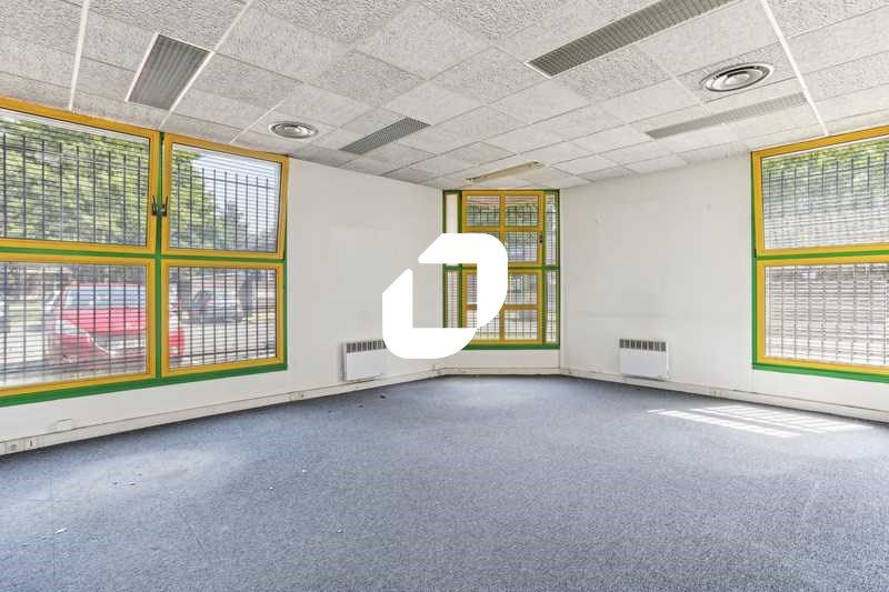 Situé à proximité de l'autoroute A6 et de la nati