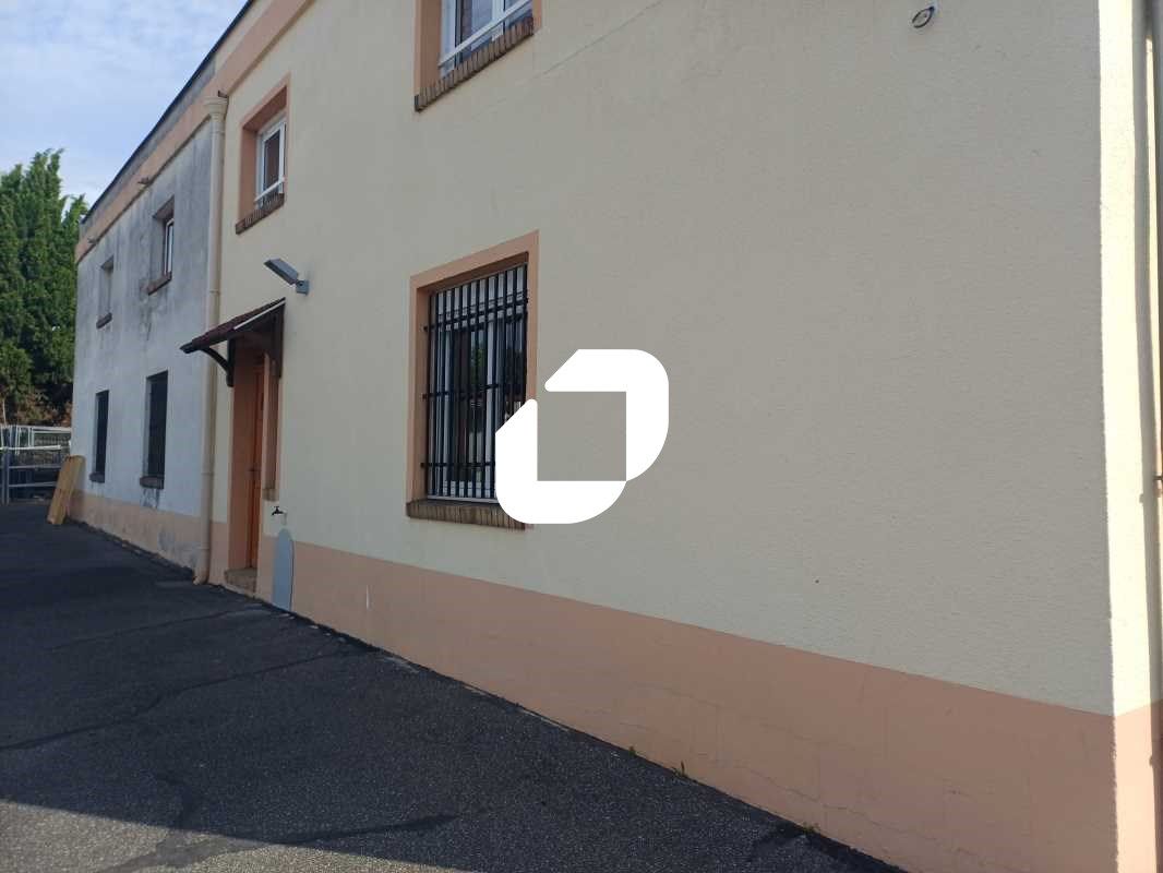 À proximité immédiate du tramway et des principau