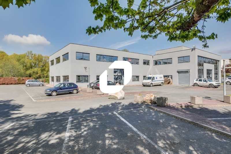 Idéalement situé au pied de l'autoroute A10 à Pal