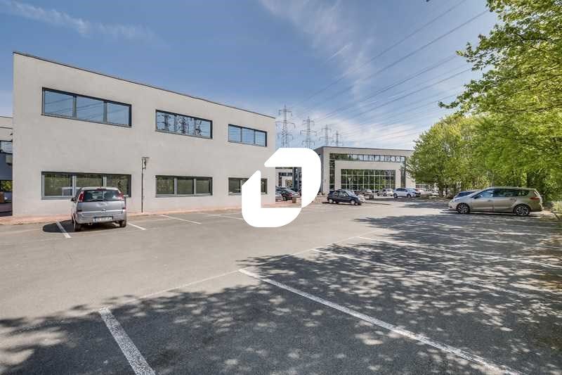 Idéalement situé au pied de l'autoroute A10 à Pal