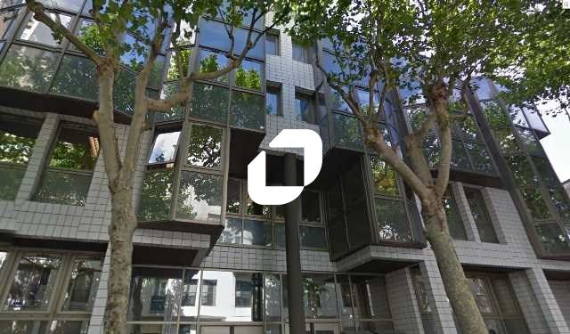 Dans un immeuble tertiaire récent situé à proximi