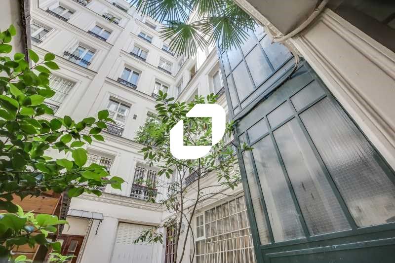 A proximité immédiate du métro Richelieu-Drouot, 