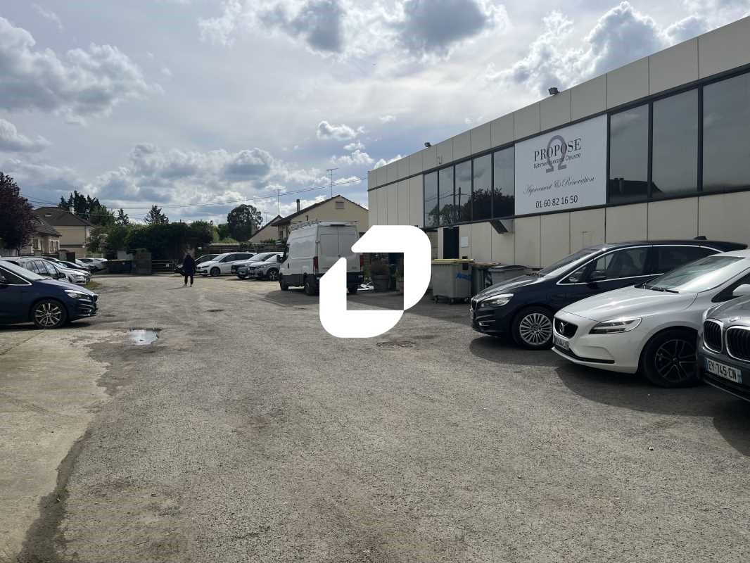 Sur un site clos et sécurisé, à proximité des axe